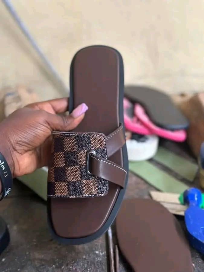 Female flat slippers