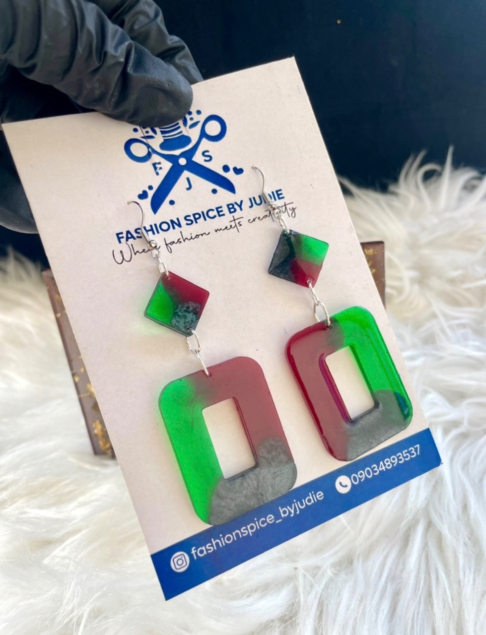 Dangling earrings 